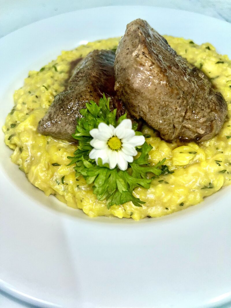 Risoto de Parmesão com  Medalhão de Filé ao Molho Demi